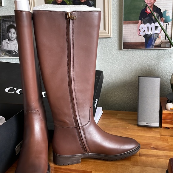 New Coach boots Fynn Boot
Embossed with our iconic - Picture 3 of 17